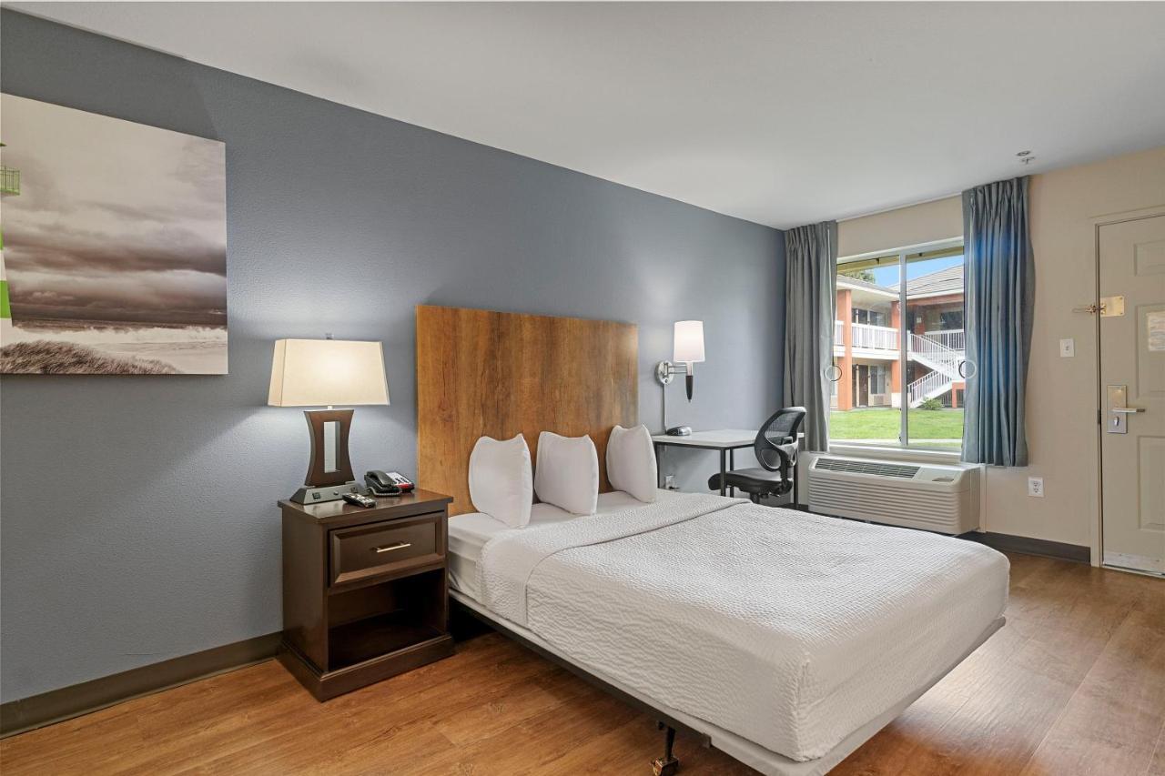 Queen studio with 1 Queen Bed - Disability Access/Non-Smoking