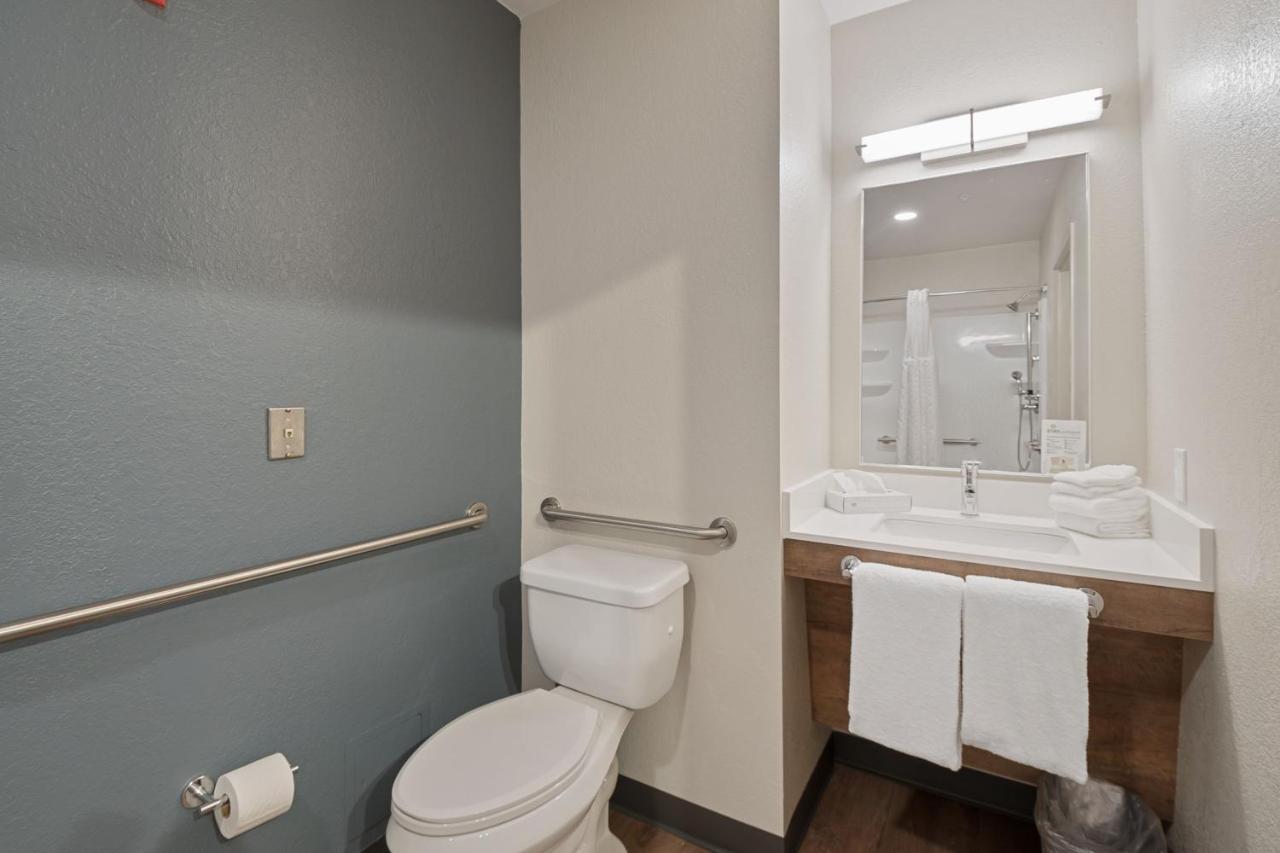 Studio with 1 Queen Bed - Hearing Accessible - Non-Smoking