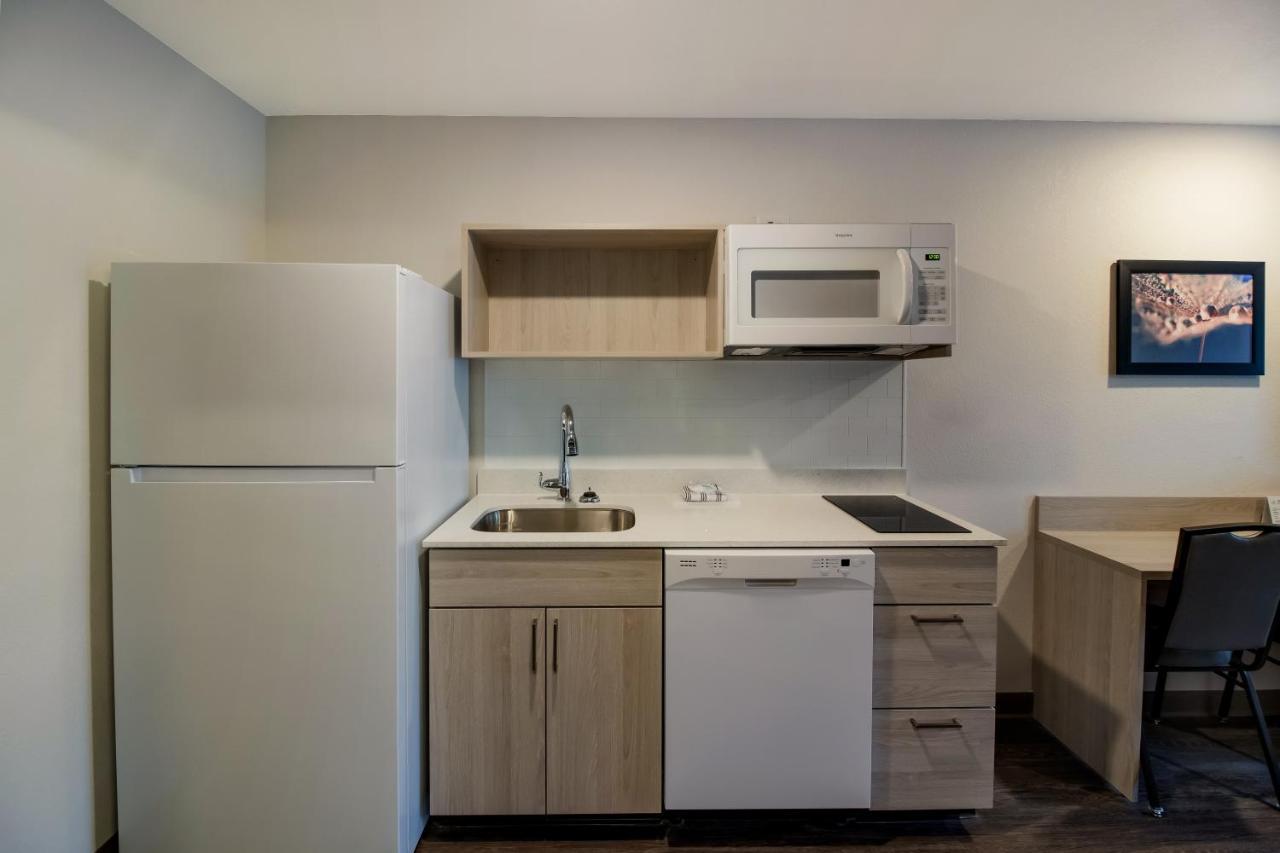 QUEEN SUITE TWO QUEEN BEDS W DISHWASHER (DISHES/COOKWARE INCLUDED)