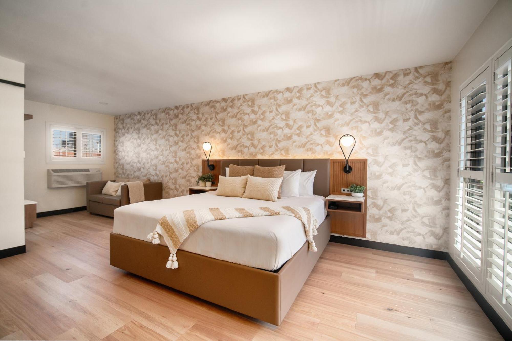Deluxe King Suite