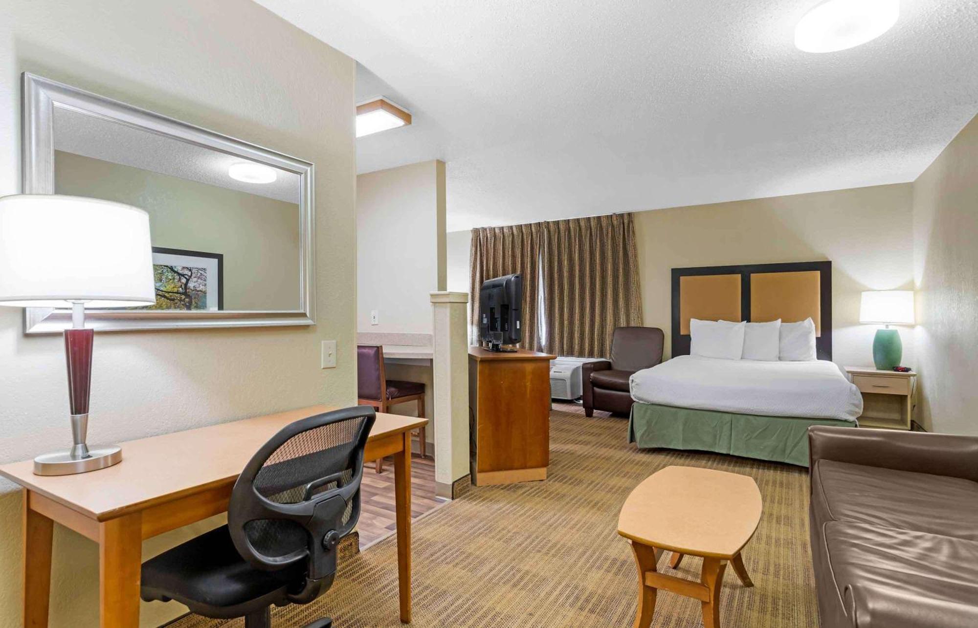 Deluxe Studio with Two Queen Beds - Non-Smoking