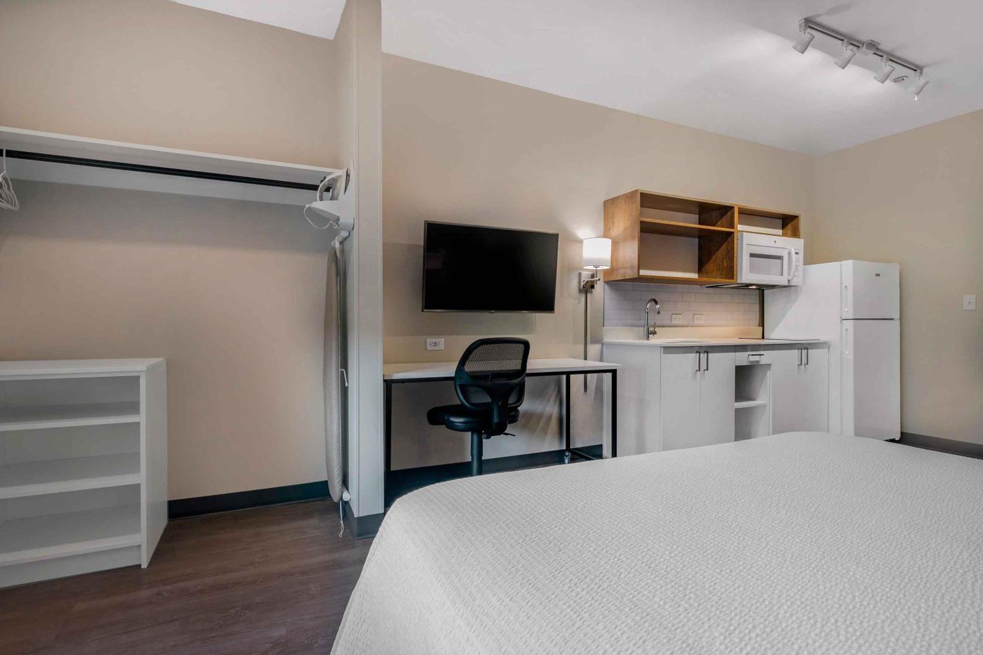 Studio with 1 Queen Bed - Non-Smoking