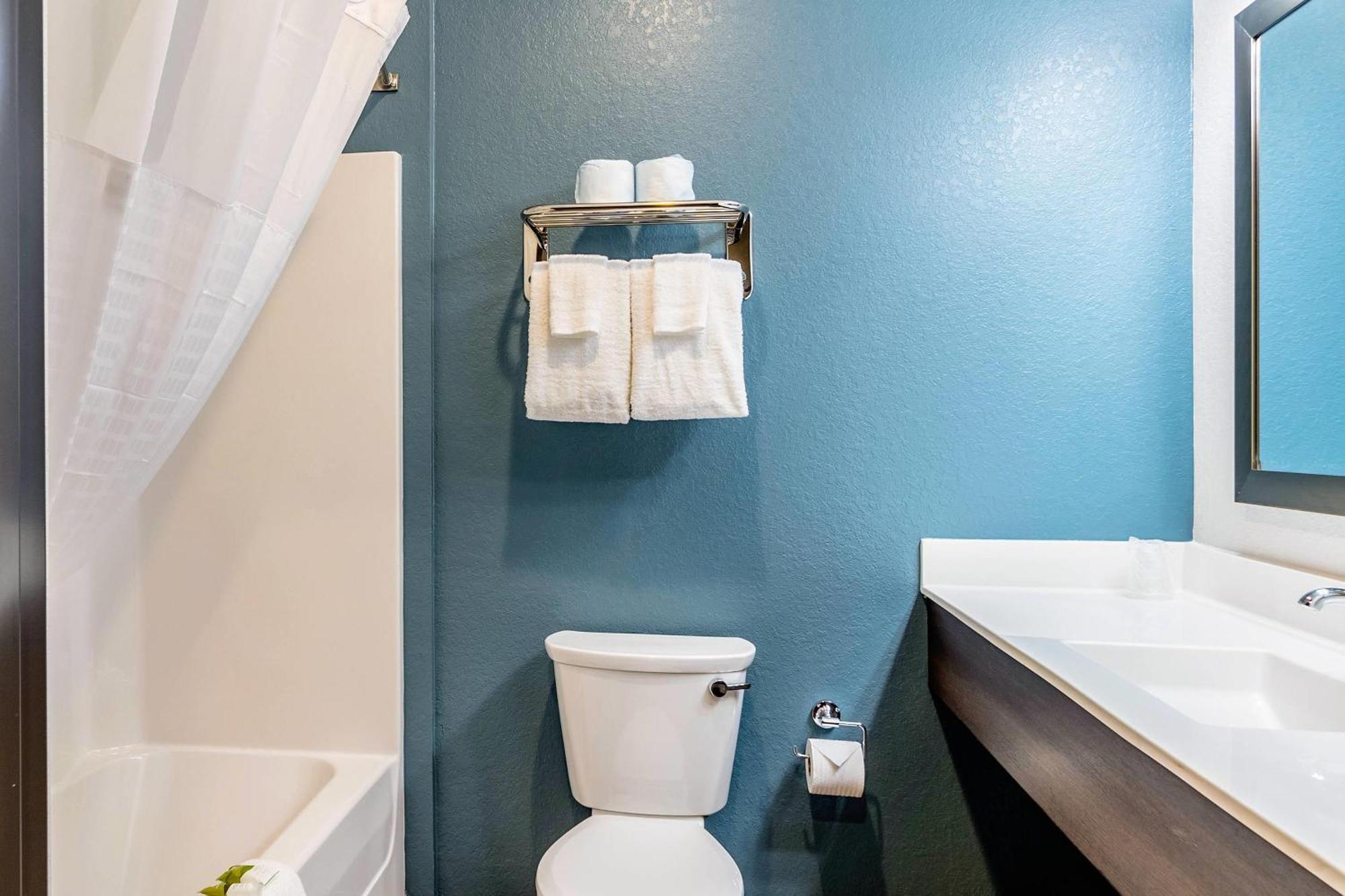 Queen Room Roll Shower Disability Access or Non-Smoking,1673670130:JPEG