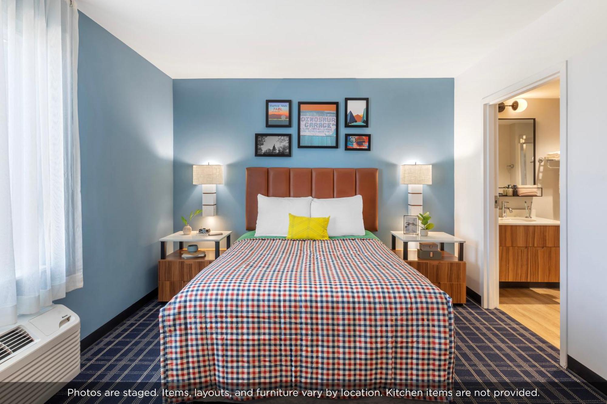 1 Queen Bed Non-Smoking Studio w/ Kitchen
