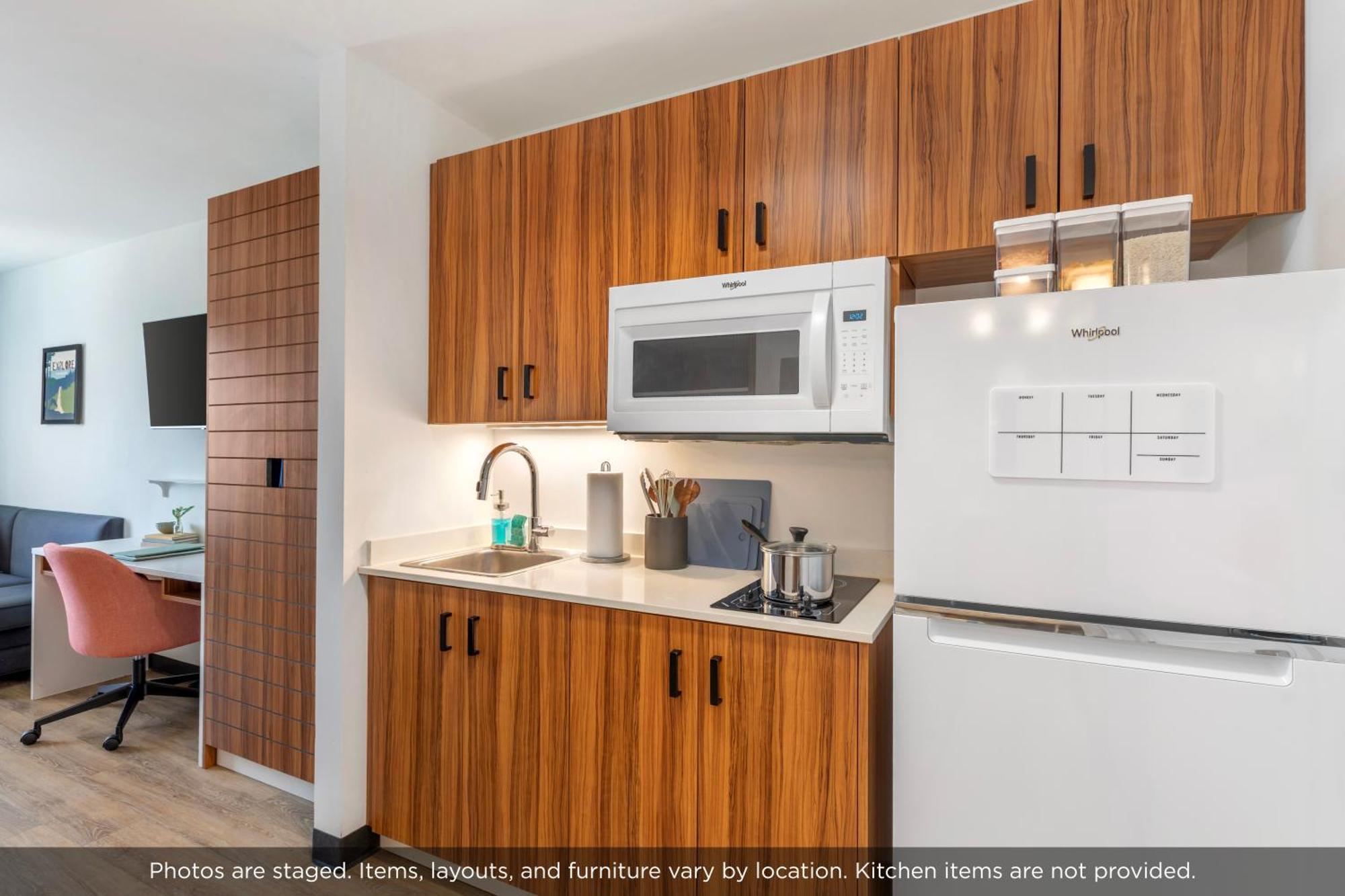 2 Queen Bed Non-Smoking Studio w/ Kitchen