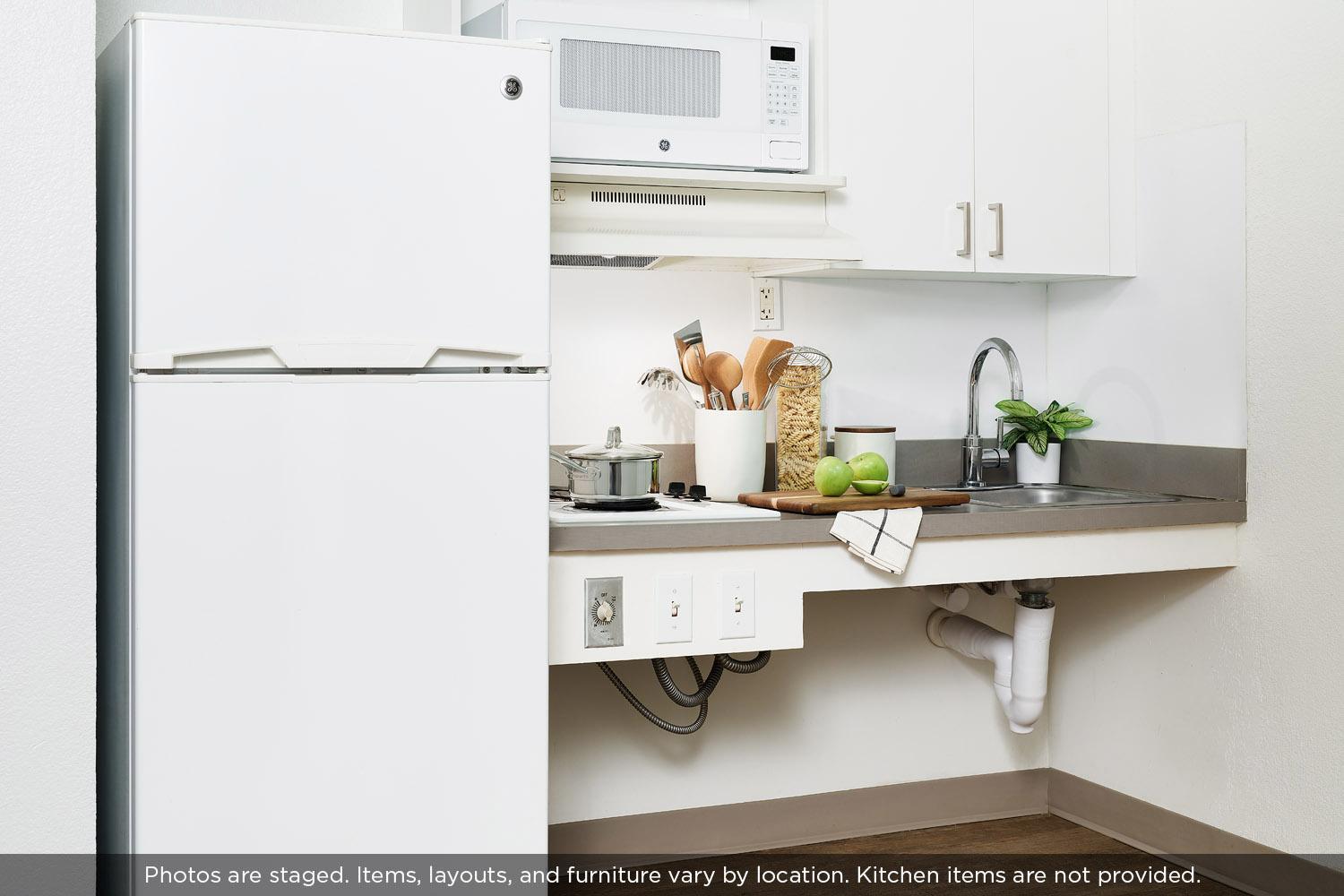Premium - 1 Full Bed Accessible Studio w/ Kitchen