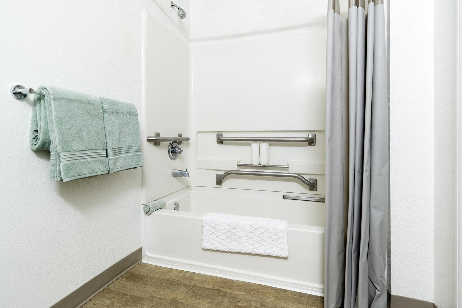 Premium Fully Renovated - 1 Queen Bed Accessible w/ Kitchen