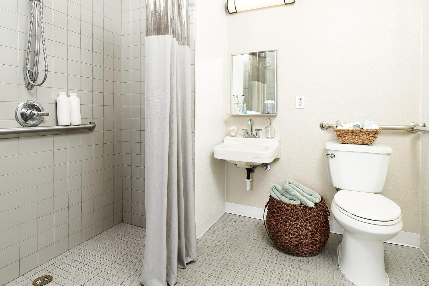 Traditional - 2 Full Bed Studio w/ Kitchen