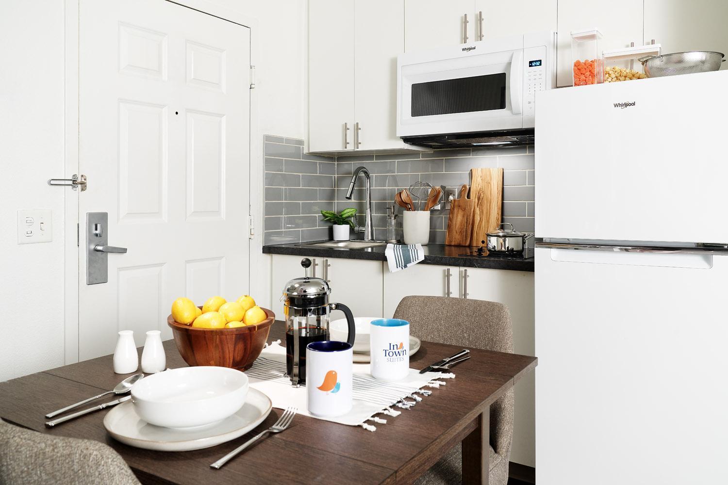 Premium Fully Renovated - 1 Queen Bed with Sofa w/ Kitchen