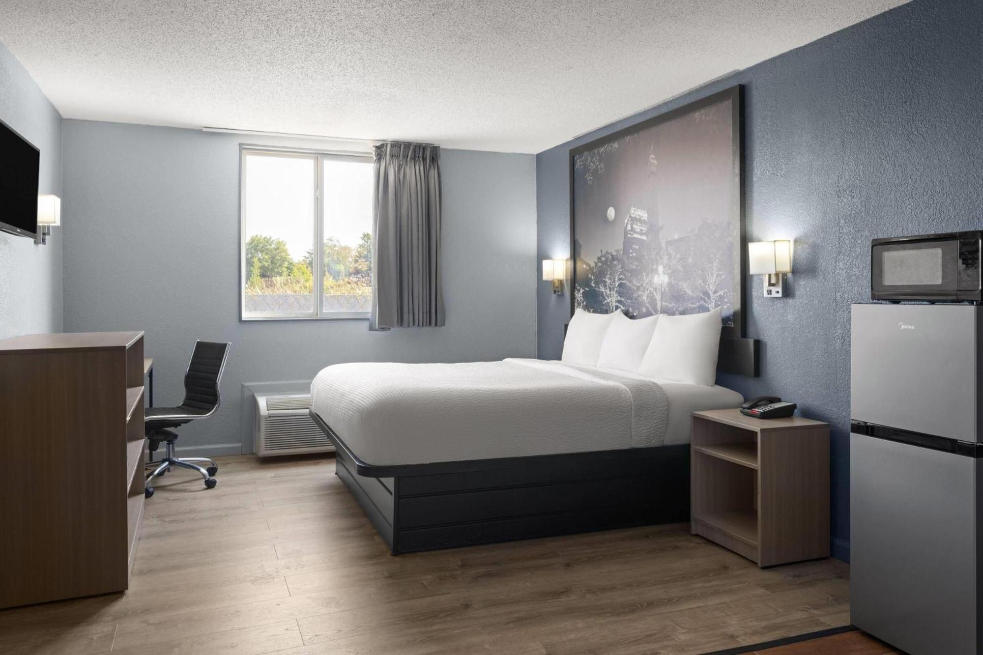 King Room with Roll-in Shower - Mobility Access/Non-Smoking