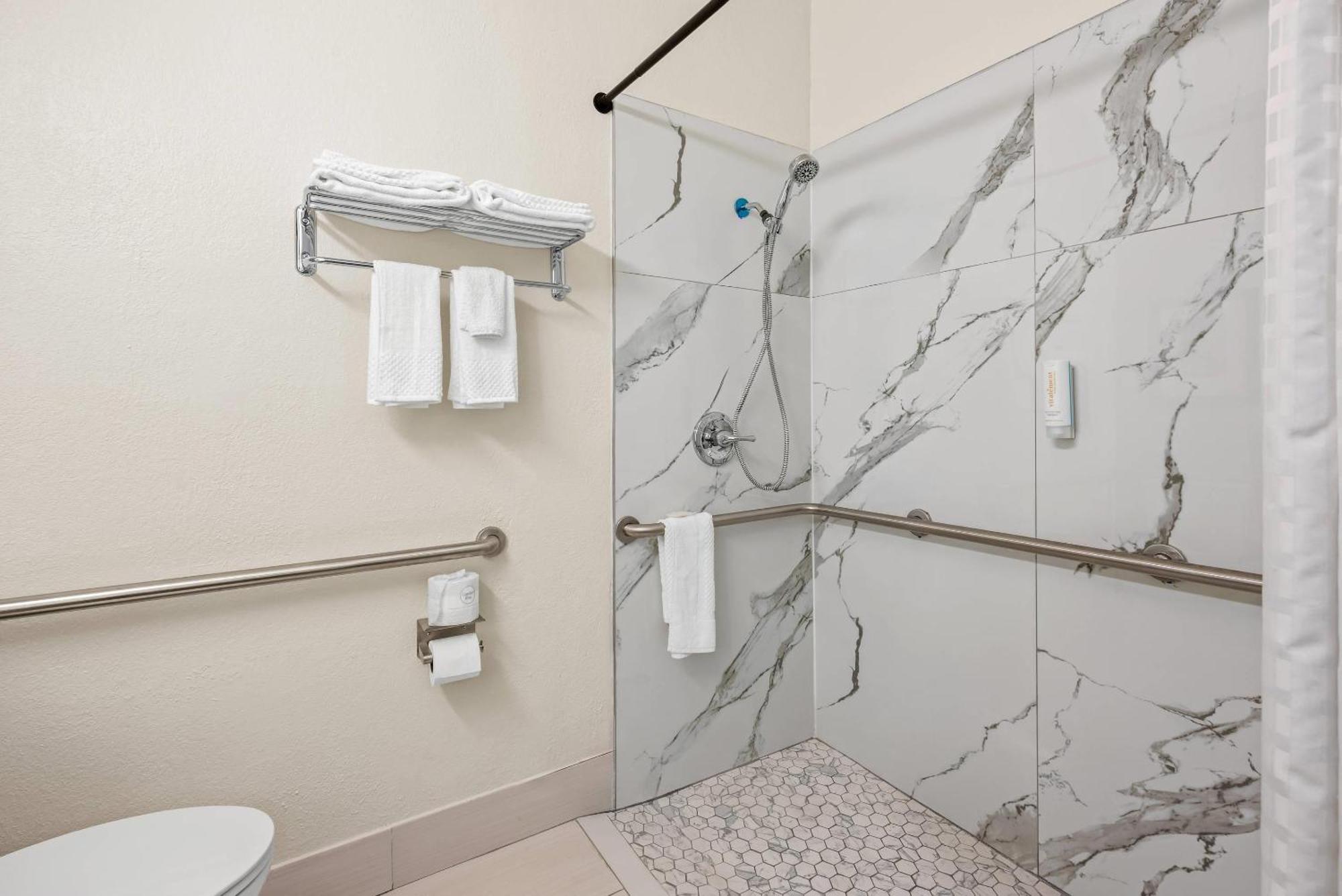 Queen Suite, Full Kitchen, Accessible