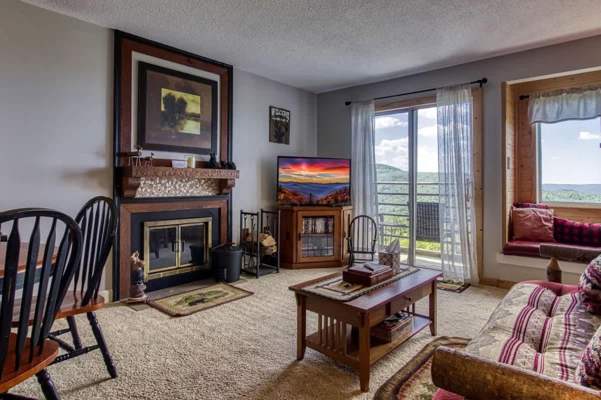 Apartment with Mountain View