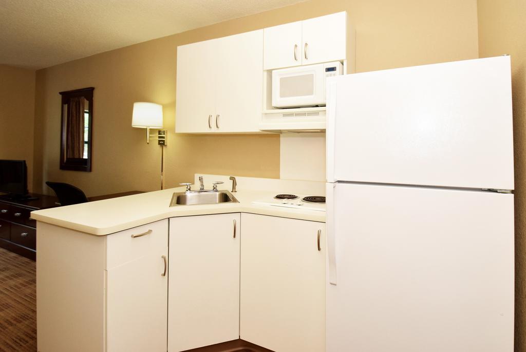 1 King Bed | Non-Smoking, Kitchen, Shower