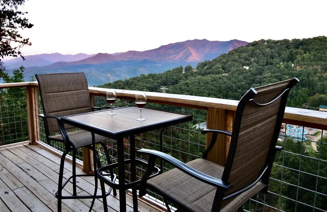 Million Dollar Views! 4 Bedroom, Sleeps 9, Close To National Park And 5 Mi To Gatlinburg!-1