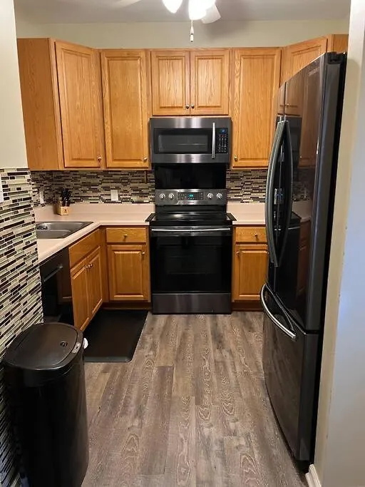 Cheerful 3 Bedroom, Close To Downtown And Arena!!!-1
