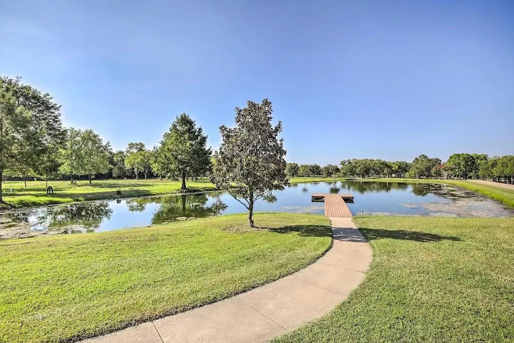 Texas Ranch House With 5 Bedroom And Fish Pond-1