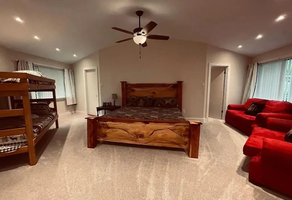 Cabin With Treehouse Views, 3 King Beds, 4 Bunks, And Large Hot Tub!-1