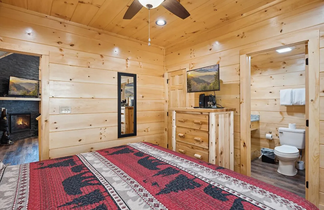 The 3 Bears Is A Newly Built 3 Bedroom Cabin Only 3 Minutes From The Parkway!-1