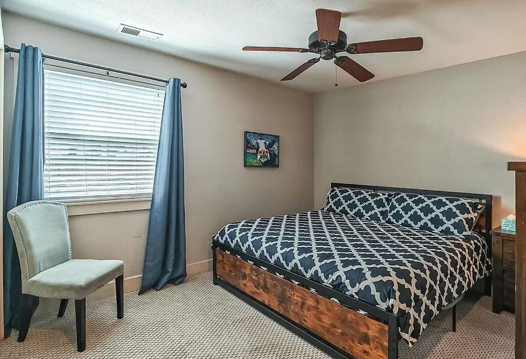 Quiet Plaza Two Bedroom 2 Bathroom-1