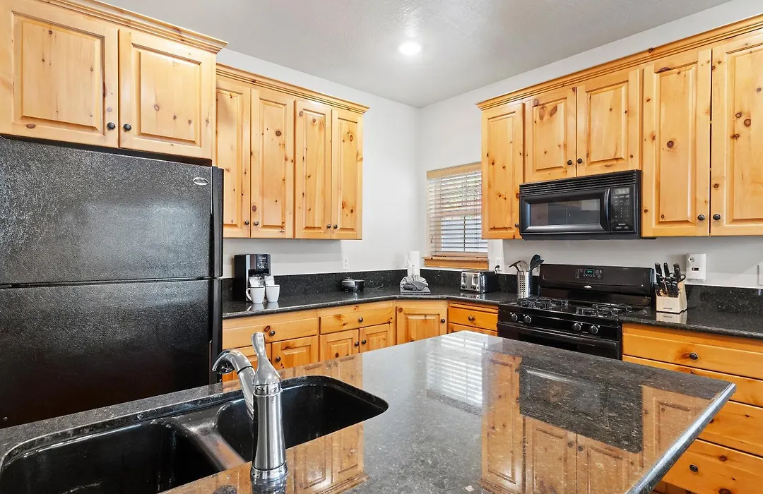 Bear Hollow 3203 | Private Patio | Near Outlets | 2 Hot Tubs | Pool-1