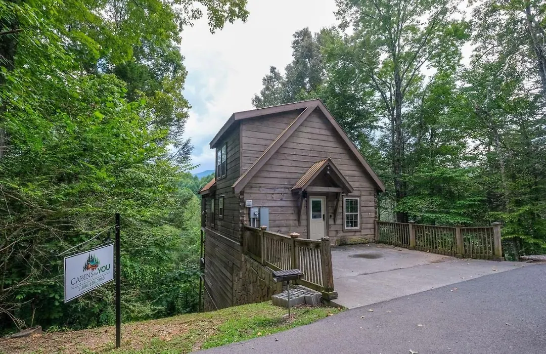 Gatlinburg Secret Splash - Private Indoor Pool, Outdoor Hot Tub, Jetted Tub + Game Room-1