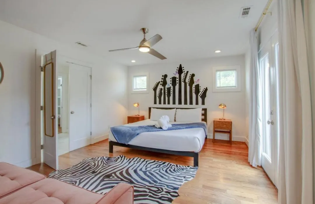 Howdy House New And Trendy With Rooftop Deck-1