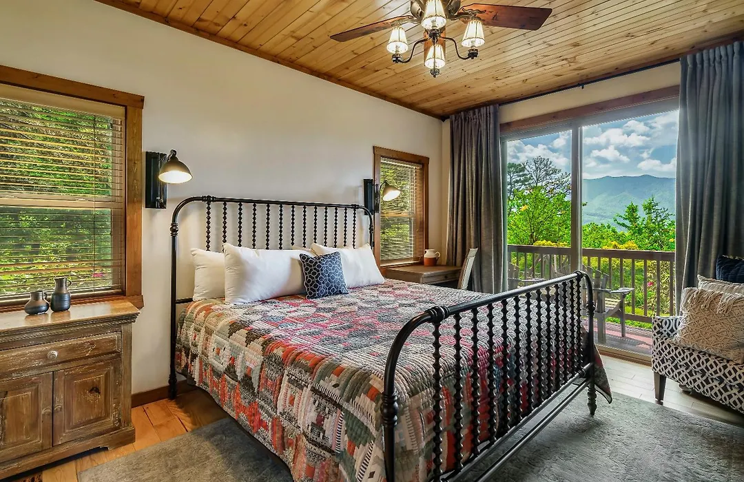 Million Views Hot Tub Game Room Sleeps 25-1
