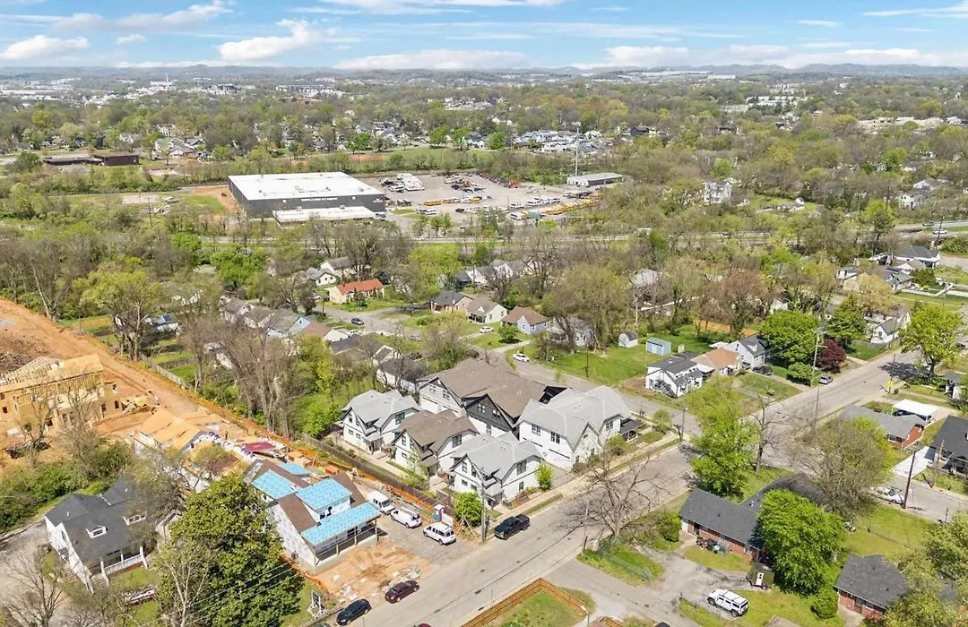 Stylish East Nash Retreat, Walk To Local Favorites, Sleep 10 With Smart Tvs, Workspace & Fast Wifi, Attached Garage & Full Kitchen, Walk To Mas Tacos, Drive 10 Min To Downtown Broadway, 24 Hr Hospitality-1
