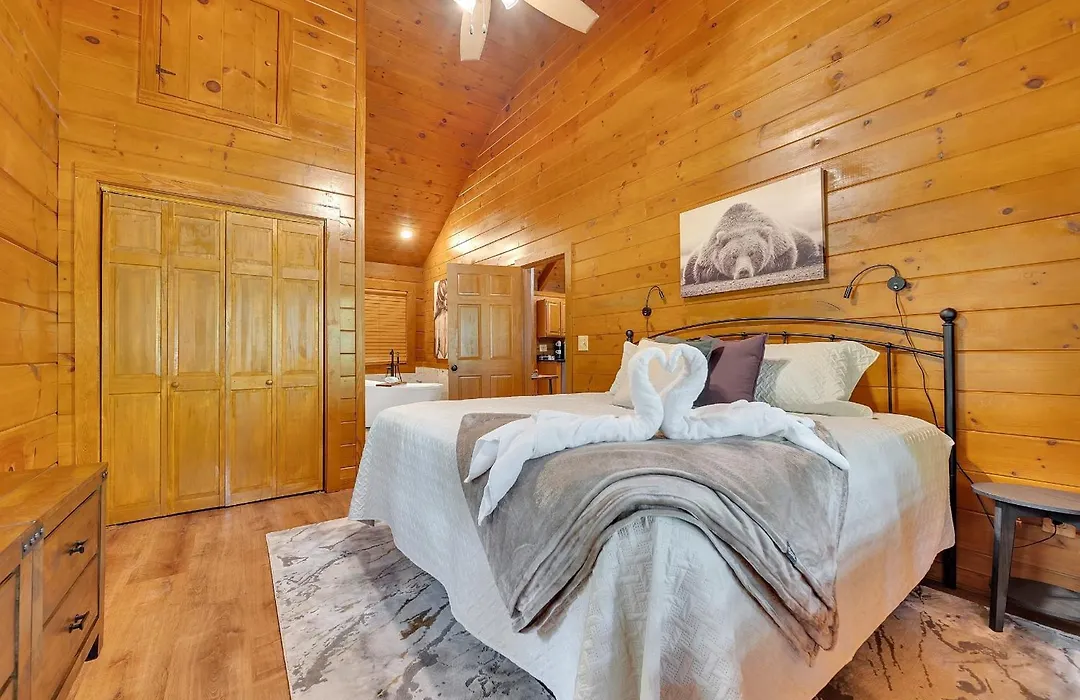 Er76 - Bear Tracks - Great Location! Close To All The Action! Cabin-1
