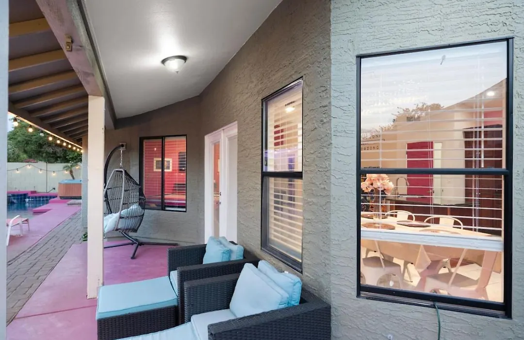 Barbie'S Dreamworld Scottsdale Hot Tub&Hometheater-1