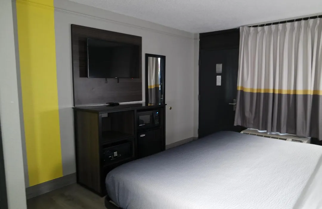 Super 8 By Wyndham Savannah-1