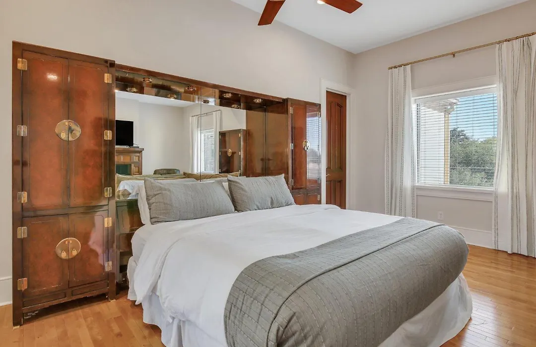 Sky Suite At 300 Drayton-1