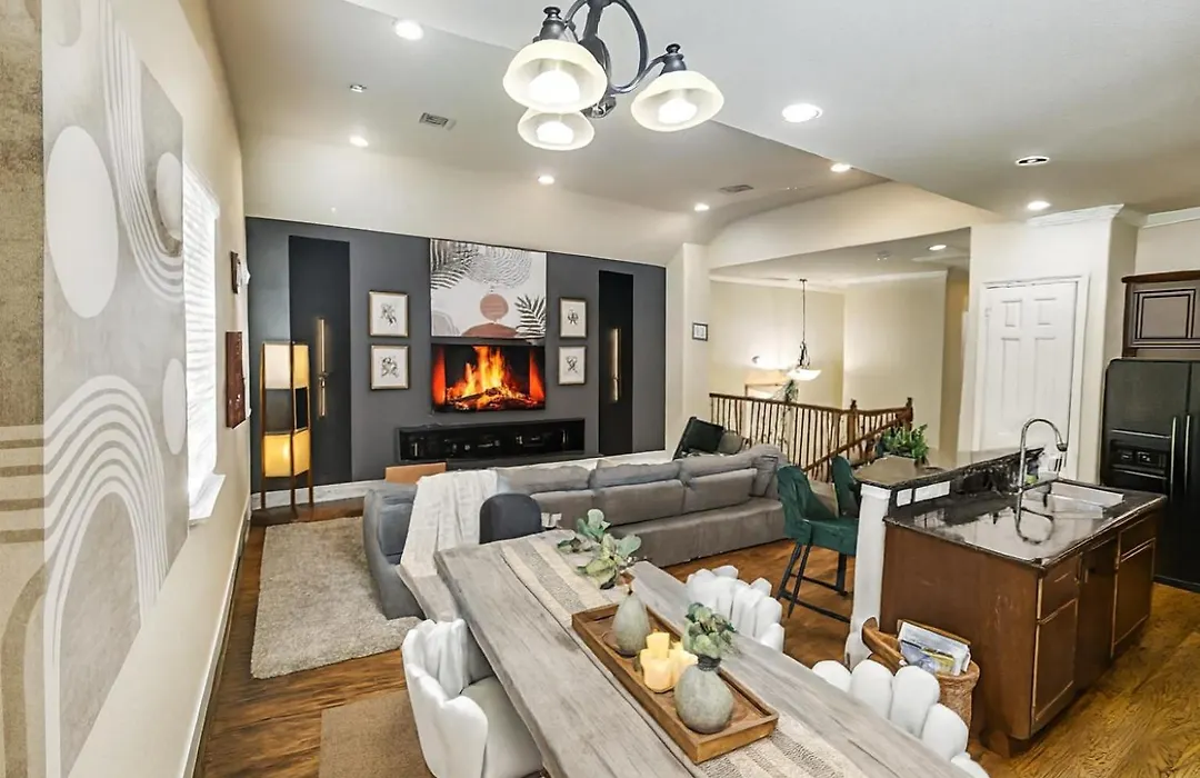 Stylish Home Private Pool, King Bed & Garage-1