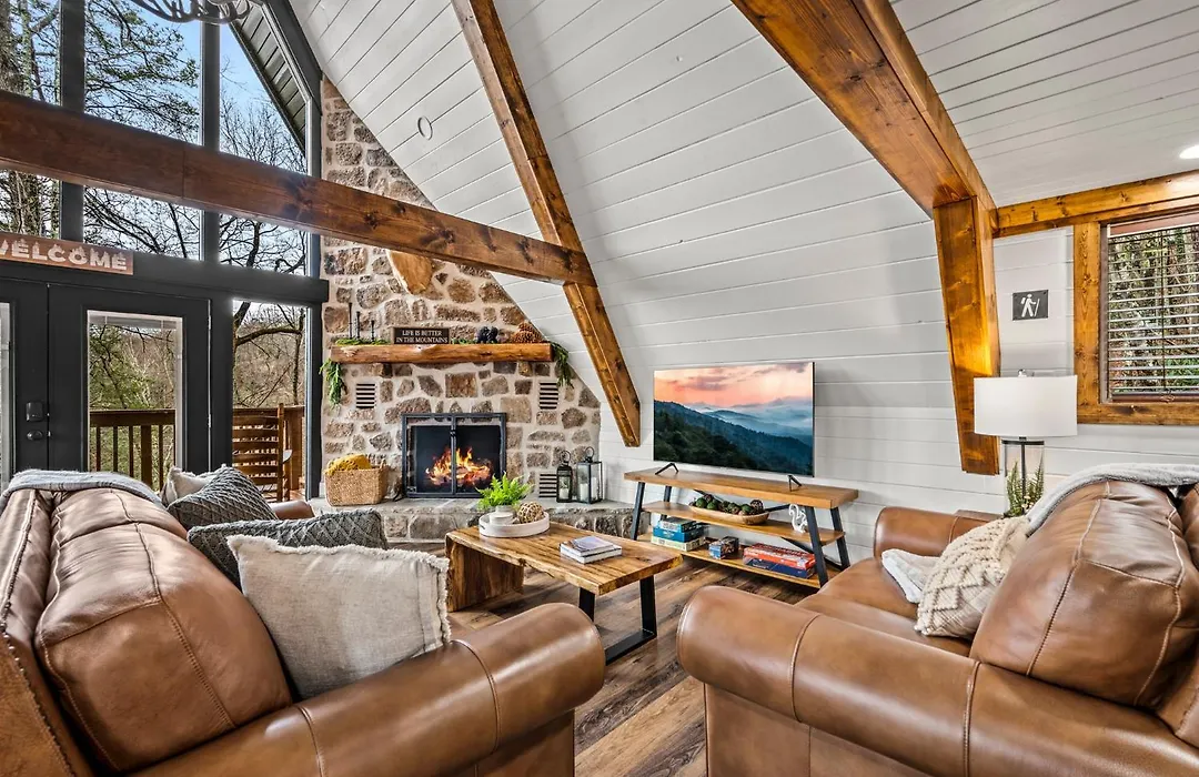 High Bear Activity, Handicap Ramp, Hot Tub, Fire Table, Game Room, Family Cabin-1