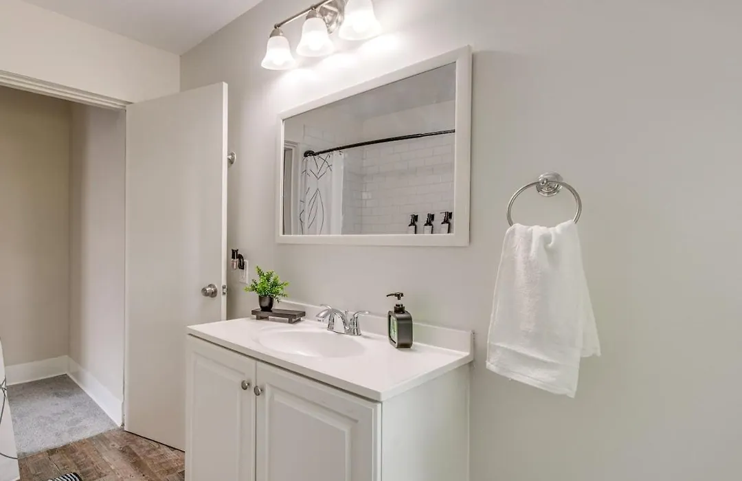 Southern Orchards Zen- 1 Gig Wifi, Full Kitchen, Quiet-1