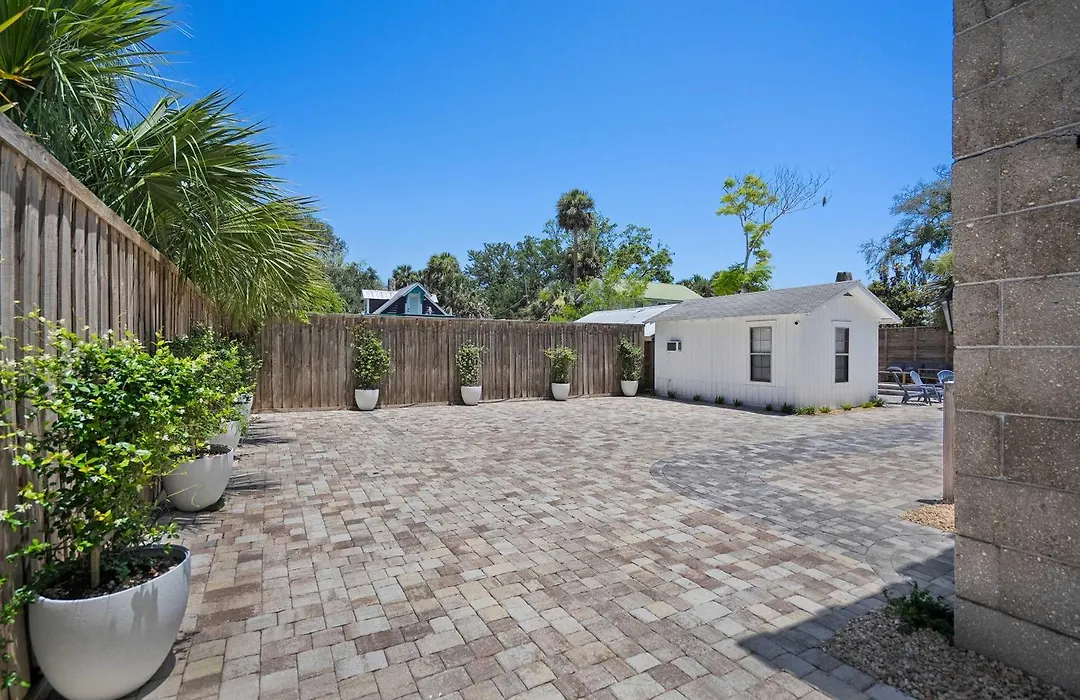 Remodeled Historic 1800S Carriage House, The Castle Garden, Colonial Modern Mansion-1