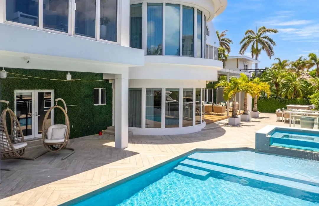 Villa Seminole Luxurious Waterfront Retreat With Pool Gym Hot Tub-1