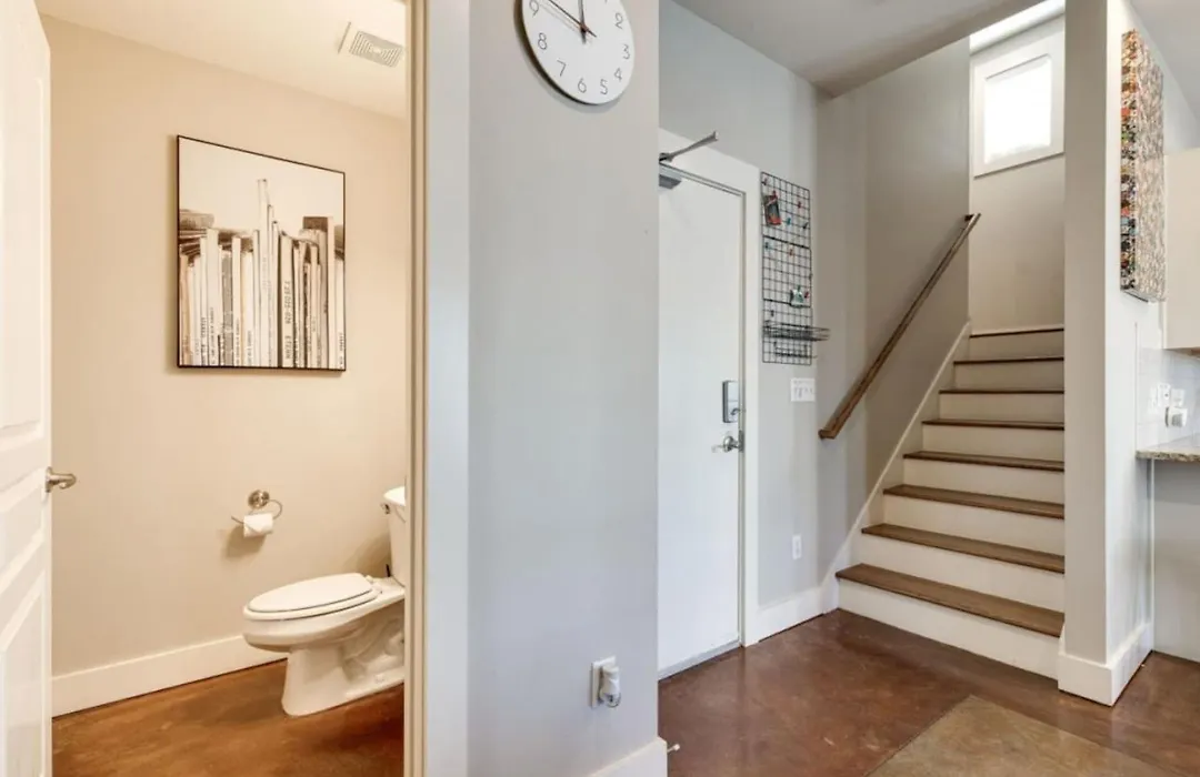 Music Row Luxury Suites - Two King Bedrooms - Private Garage & Ensuite Baths-1