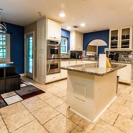 Huge 6 Bedroom With Pool, Spa, 85 Inch Tv, Game Room-2