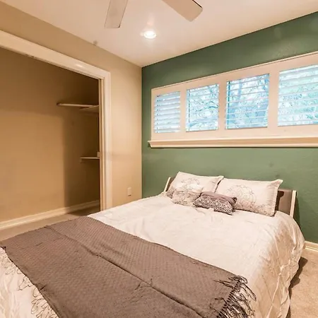 Huge 6 Bedroom With Pool, Spa, 85 Inch Tv, Game Room-3