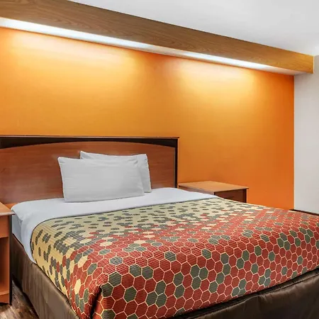 Econo Lodge North Academy-3