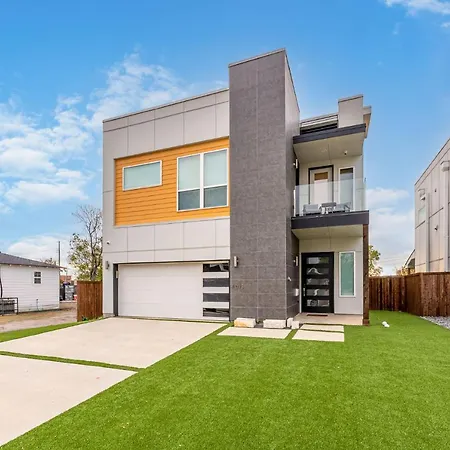 Luxury Home With Rooftop Views-3