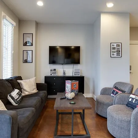 Music Row Luxury Suites - Two King Bedrooms - Private Garage & Ensuite Baths-2