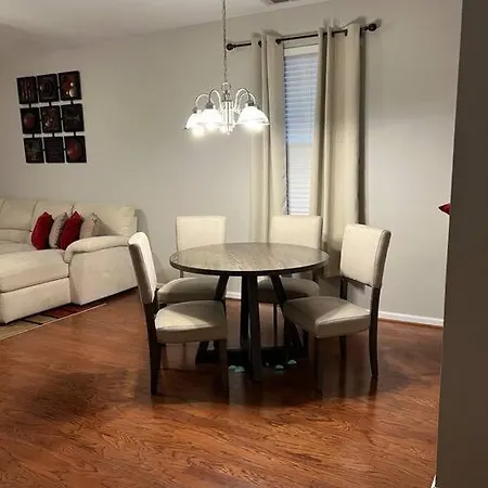 Cheerful 3 Bedroom, Close To Downtown And Arena!!!-2