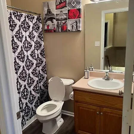 Cheerful 3 Bedroom, Close To Downtown And Arena!!!-3