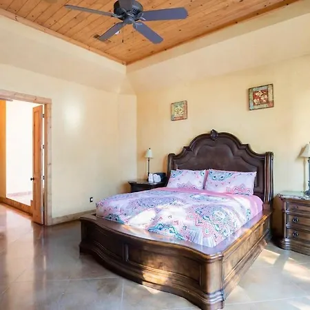Texas Ranch House With 5 Bedroom And Fish Pond-2