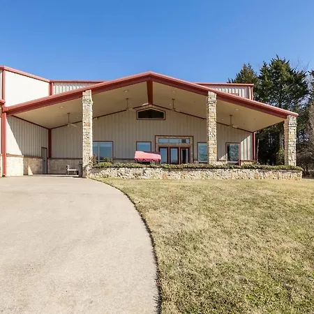 Texas Ranch House With 5 Bedroom And Fish Pond-3