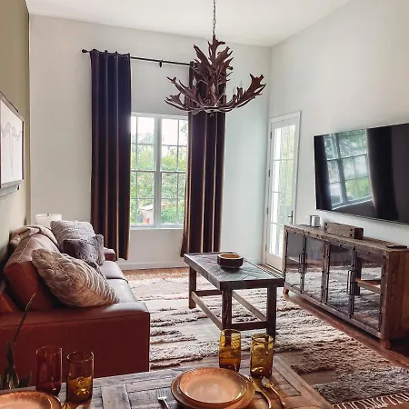Cozy Cabin - 2 Miles To Broadway & Free Parking-3