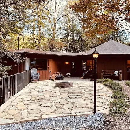Cabin With Treehouse Views, 3 King Beds, 4 Bunks, And Large Hot Tub!-3