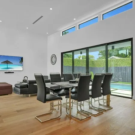 Design House -Heated Pool -Big Yard -Gated Parking-3
